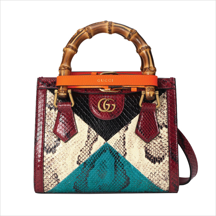 파이톤 소재를 사용한 ‘다이애나’ 미니 백은 5백80만원, Gucci. 