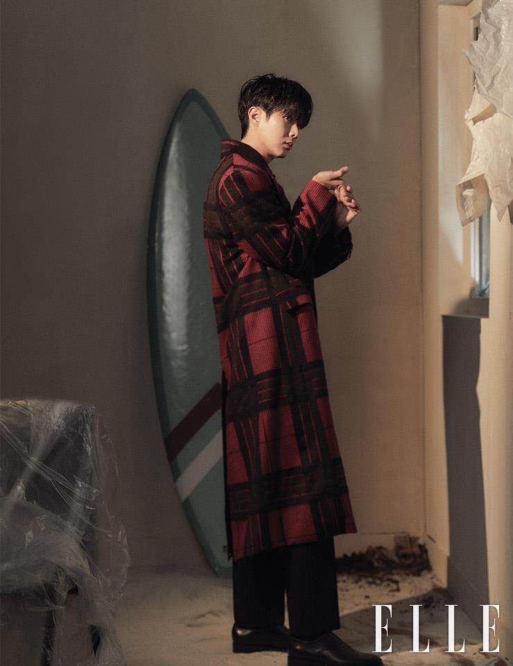 타탄 체크 패턴의 맥시 코트와 팬츠, 더비 슈즈는 모두 Louis Vuitton Men’s Collection.