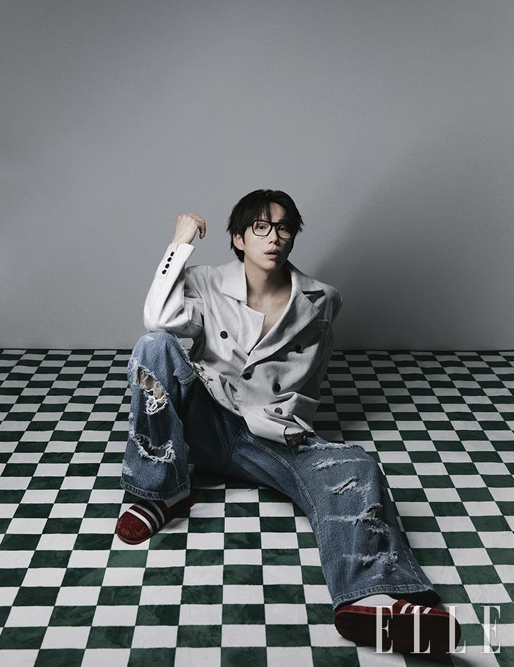 재킷과 데님은 모두 People of the World. 스니커즈는 Adidas. 안경은 Gentle Monster.