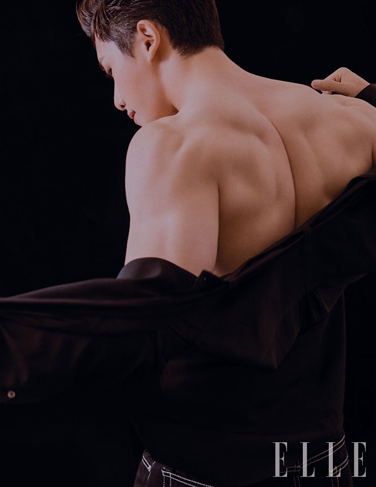 블랙 셔츠는 Songzio Homme. 블랙 스티치 팬츠는 Sandro Homme.