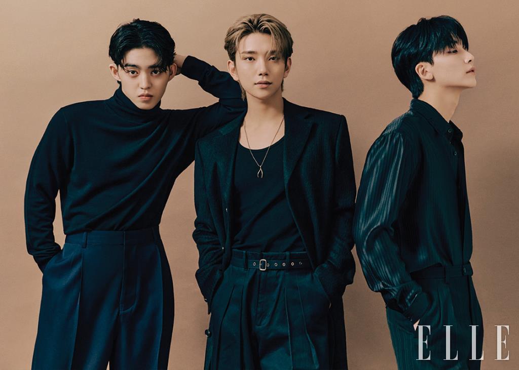 에스쿱스가 입은 터틀넥 니트 톱은 스타일리스트 소장품. 팬츠는 Loewe. 조슈아가 입은 코트는 Lemeteque. 팬츠는 JW Anderson. 네크리스는 Bulletto. 슬리브리스 톱은 스타일리스트 소장품. 정한이 입은 셔츠와 팬츠는 모두 Saint Laurent. 