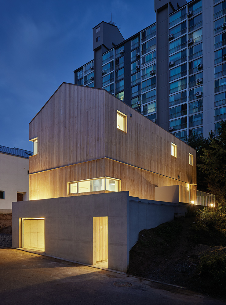 도로와 만나는 집의 전면을 과감하게 닫았다.