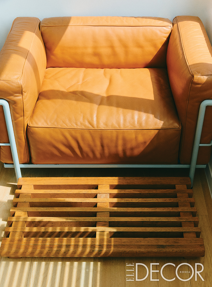 컬러 조합이 산뜻한 LC 3 앞에는 알바 알토가 디자인한 ‘슈 랙(Shoe Rack)’이 있다. 알바 알토가 디자인한 펄프 회사의 오피스 ‘스토라 엔조(Stora Enzo)’에 있던 것.