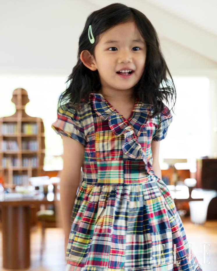 패치워크 디테일을 살린 러플 장식의 마드라스 랩 드레스는  Polo Ralph Lauren Children.