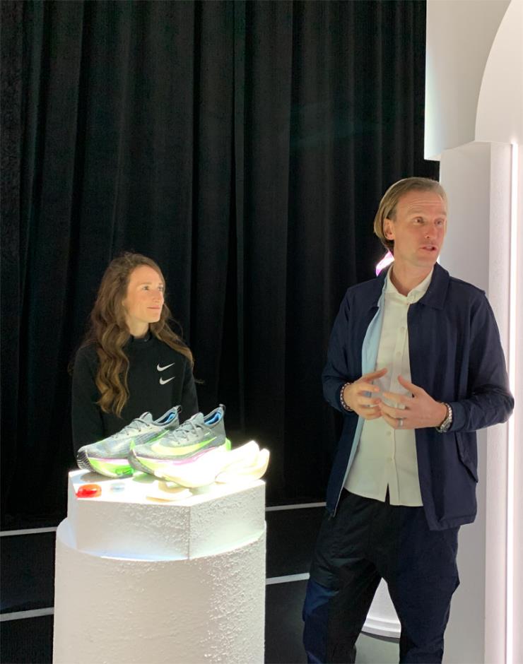 나이키 혁신부문 시니어인 캐리 디모프와 부사장 토니 비그넬 