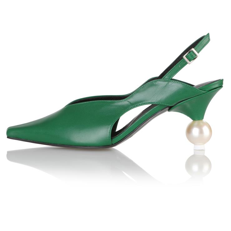  진주 모양의 힐이 독특한 슬링 백 슈즈는 39만8천원, Yuul Yie.