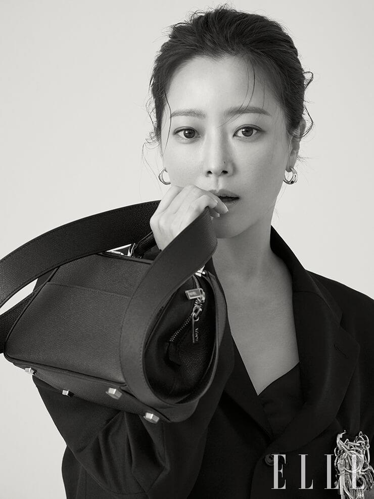매트한 질감으로 마무리된 스몰 사이즈 시리즈 S백은 3백만원대, Valextra. 체인 브로치가 돋보이는 재킷은 1백5만원, Black Comme des Garçons.