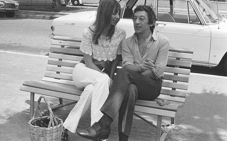  1970 년, 칸에서 세르쥬 갱스부르 (Serge Gainsbourg) 와 함께 구찌의 트레이드마크인 홀스빗 로퍼를 착용한 제인 버킨  (Jane Birkin).