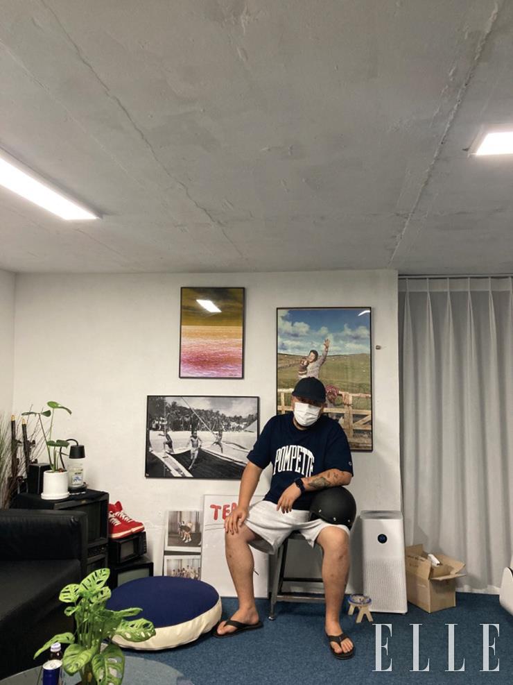 이태원의 명물, 합덕 수퍼 앞에 마련한 첫 작업실에서.  