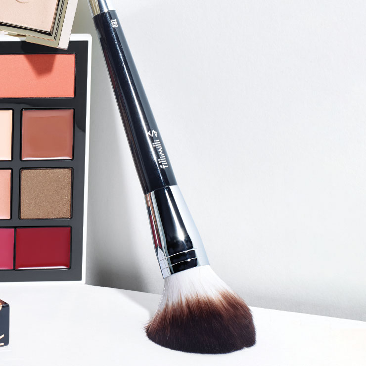 초극세 미세모가 미끄러지듯 부드러운 촉감을 자랑한다. 보다 섬세한 메이크업을 가능케 하며, 천연 모만큼 편안한 사용감과 비건 인증 획득, 가성비까지 두루 갖췄다. 필리밀리 S 실키 파우더 브러시 882, 2만5천원, Fillimilli.