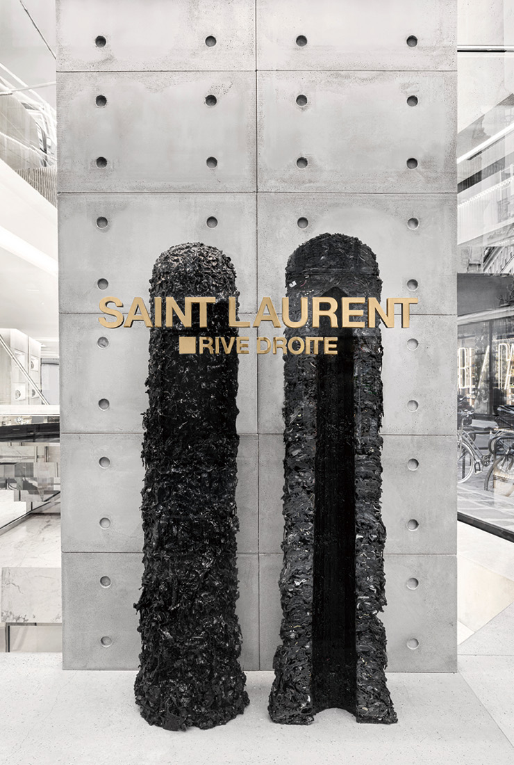 버려진 옷감과 레진으로 만든 기둥이 쇼윈도에 전시됐다. 