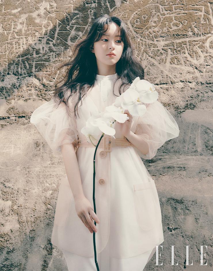 퍼프 슬리브의 화이트 셔츠 드레스는 Stella McCartney. 시어한 튤 재킷은 Simone Rocha x H&M.