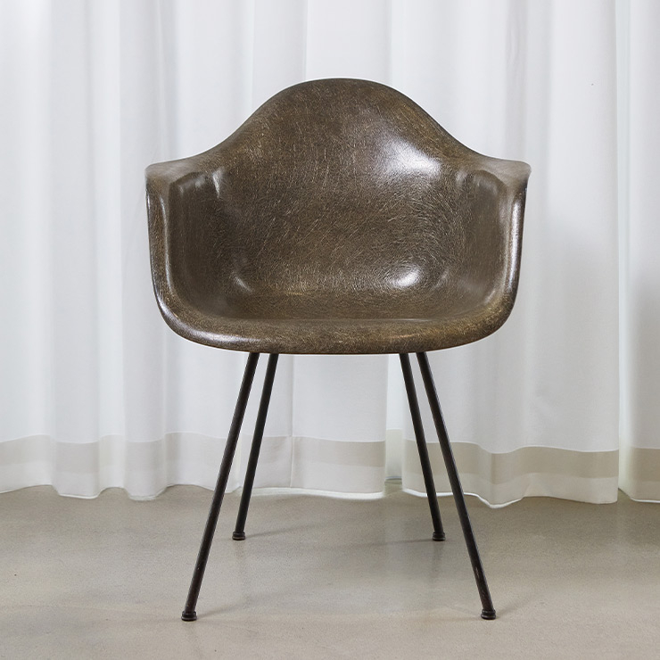 찰스&레이 임스의 1세대 파이버글라스 DAX 암 체어에서는 독특한 텍스처와 중후한 태닝을 확인할 수 있다.