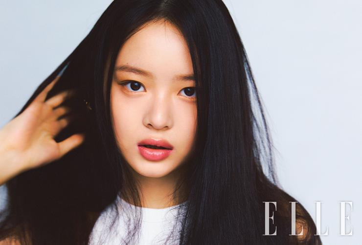 N°1 DE CHANEL 레드 까멜리아 파운데이션으로 매끈한 피부 질감을 연출한 다음, 레 베쥬 헬시 글로우 내추럴 아이섀도우 팔레트, 웜에 든 내추럴한 누드 베이지와 핑크 베이지 톤 섀도로 눈매를 잡아준다. 루쥬 알뤼르 렉스트레, 824호를 가볍게 발라 로즈우드빛 MLBB 입술로 하니의 건강하고 퓨어한 매력을 배가시킨다. 사용 제품은 모두 Chanel. 화이트 톱은 스타일리스트 소장품. 이어링은 Chanel.