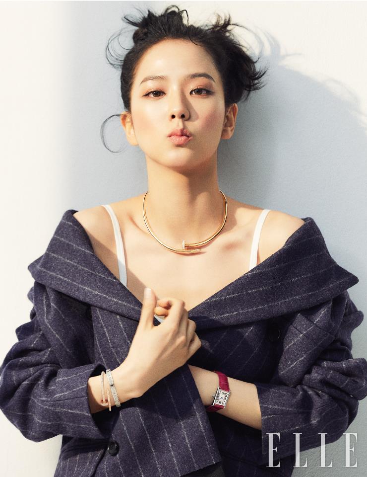  다이아몬드가 세팅된 초커 형태의 옐로 골드 저스트 앵 끌루 토크 네크리스와 다이아몬드를 더한 화이트골드 케이스의 핑크 앨리게이터 레더 스트랩 탱크 루이 까르띠에 주얼리 워치, 전면에 다이아몬드를 파베 세팅한 화이트골드 러브 브레이슬렛, 핑크골드 저스트 앵 끌루 브레이슬렛은 모두 Cartier. 핀스트라이프 수트는 Masion Margiela. 화이트 브라톱은 스타일리스트 소장품.