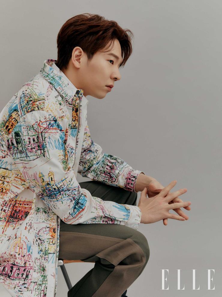 패턴 롱 슬리브 재킷과 사이드 배색 팬츠는 모두 Valentino.