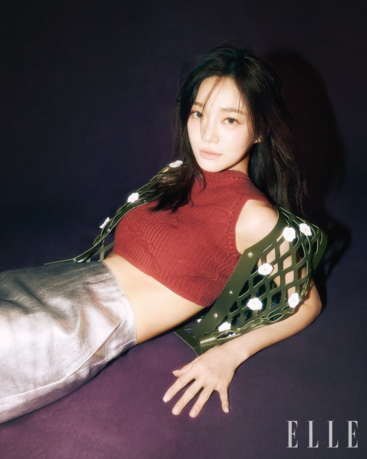 니트 톱과 플라워 아플리케 장식의 레더 베스트, 실버 스커트는 모두 Longchamp.
