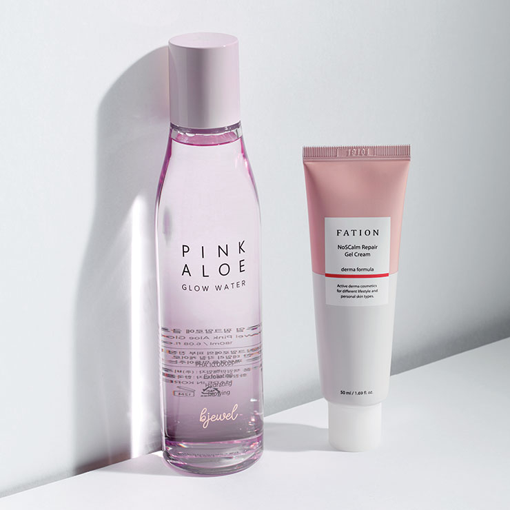 (왼쪽) 일명 ‘워터필링’ 토너로 화장 솜에 묻혀 피부를 부드럽게 닦아내기만 해도 각질 제거와 수분 충전이 가능하다. 피부 자극을 최소화한 자연 유래 성분인 파하(PHA)와 진정 효과에 탁월한 핑크 알로에 성분을 함유했기 때문. 핑크알로에 글로우 파하 워터, 2만9천원, Bjewel. (오른쪽) 여드름 흉터 치료제 ‘노스카나겔’의 핵심 성분과 쑥잎 추출물, 판테놀이 담겨 크림으로 탄생했다. 논코메도제닉 테스트 인증을 받아 트러블 흔적을 잠재우고 깨끗한 피부로 거듭나게 도와준다. 노스캄 리페어 겔크림, 4만3천원, Fation. 