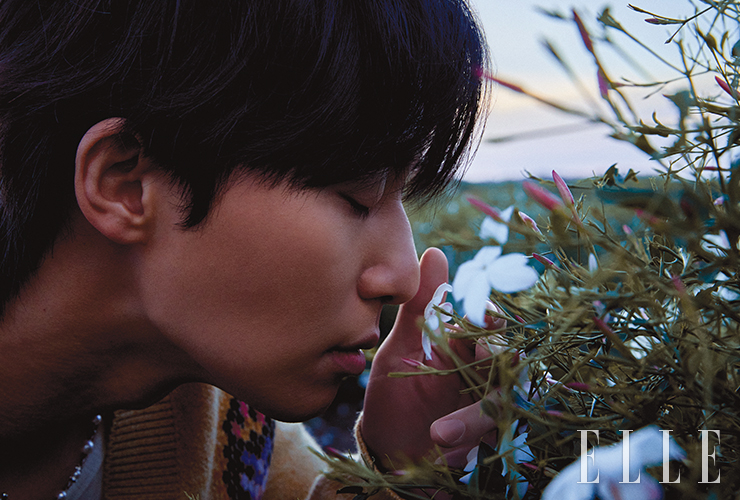 자수 디테일이 가미된 옐로 캐시미어 카디건은 Barrie. 더블 C 로고가 새겨진 데님 팬츠와 펄 네크리스는 모두 Chanel. 슬리브리스 티셔츠는 스타일리스트 소장품.