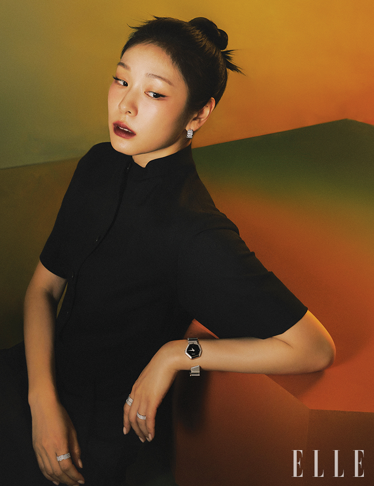 다이얼에 블랙 래커 처리한 마더 오브 펄을 세팅한 스틸 소재 ‘젬 디올’ 타임피스는 Dior Timepiece. 화이트골드에 0.99 캐럿 다이아몬드를 세팅한 ‘젬 디올’ 이어링, 오른손 검지에 낀 1.65 캐럿 다이아몬드를 세팅한 화이트골드 ‘젬 디올’ 링, 왼손 검지에 낀 화이트골드 ‘젬 디올’ 링과 다이아몬드 세팅 버전의 화이트골드 ‘젬 디올’ 링, 왼손 약지에 낀 화이트골드에 0.61 캐럿 다이아몬드를 세팅한 ‘젬 디올’ 링은 모두 Dior Joaillerie. 블랙 드레스는 Dior.