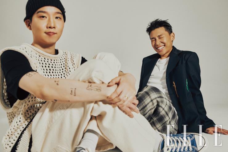  코스믹보이가 입은 니트 베스트는 Moonsun. 이너 웨어로 입은 티셔츠는 스타일리스트 소장품. 팬츠는 Lemaire. 스니커즈는 Converse. 비니는 Beaker. 죠지가 입은 자수 디테일의 블레이저는 The Museum Visitor. 이너 웨어로 입은 티셔츠는 스타일리스트 소장품. 체크 프린트 팬츠는 Maison Kitsun&eacute;.