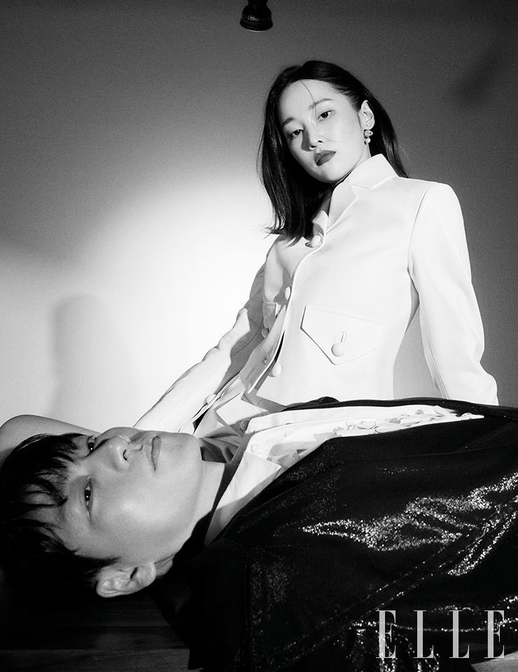 전종서가 입은 재킷과 스커트, 이어링은 모두 Dior. 박해수가 입은 코트와 수트 세트업은 모두 Kimseoryong. 셔츠는 Dsquared2.