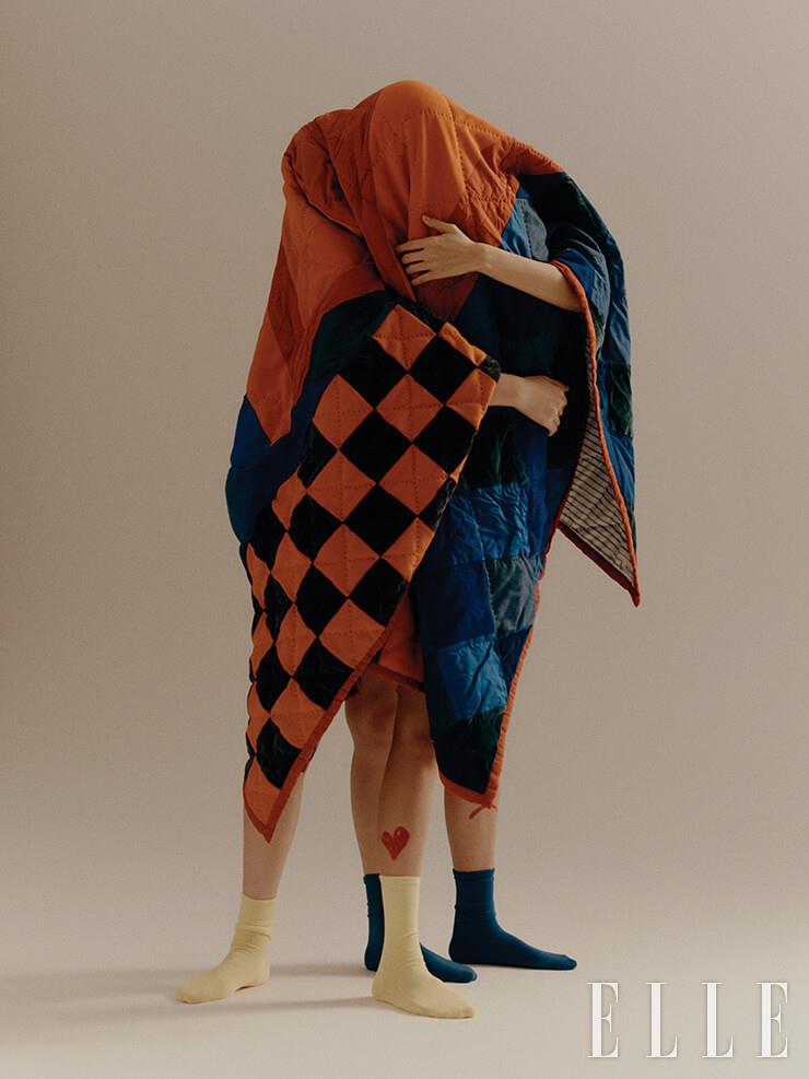 멀티 체크 블랭킷은 가격 미정, A.P.C. 양말은 에디터 소장품. 