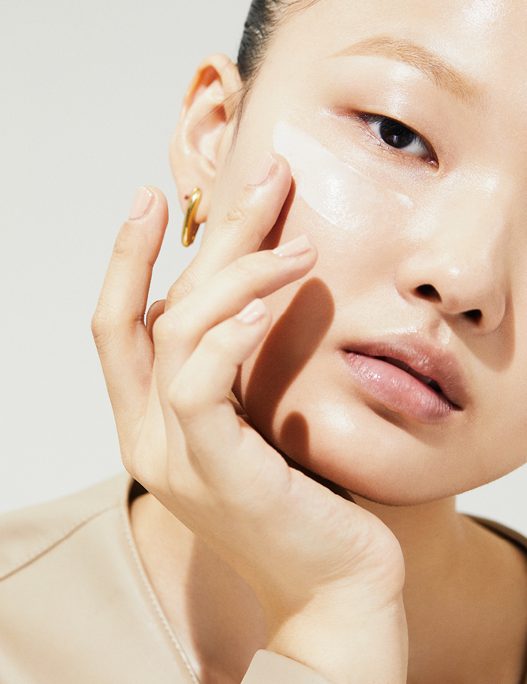 재킷은 Low Classic. 이어링은 Tatiana Jewelry. 