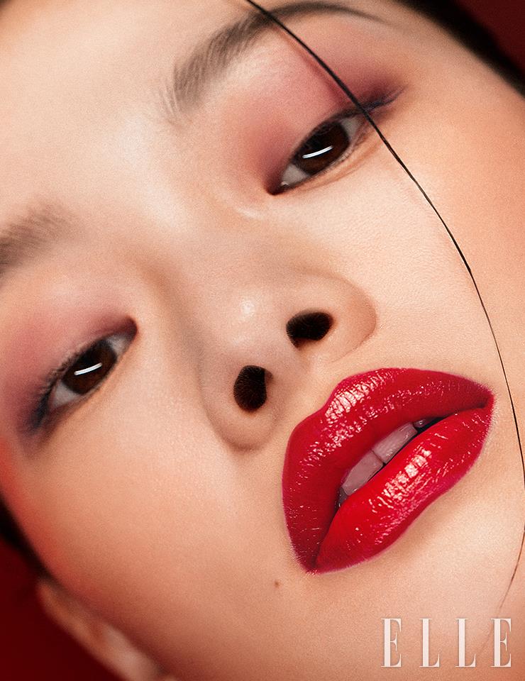 선연한 레드 컬러로 피어오른 아현의 얼굴. 레 꺄트르 옹브르, 268 깡되르 에 엑스뻬리앙스 속 레드 컬러를 눈두덩에 러프하게 터치하고, 루쥬 알뤼르 렉스트레, 854를 풀 립으로 발라 매혹적인 레드 립 완성. 고농축 피그먼트를 함유해 한 번의 터치로 선명하고 강렬한 컬러를 선사한다. 사용 제품은 모두 Chanel.