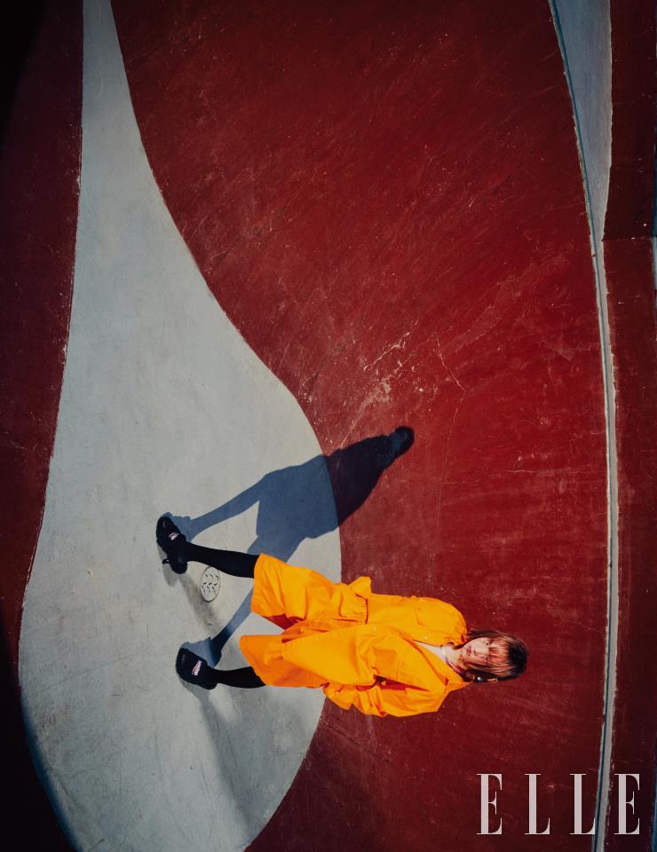  애시드 컬러의 오버사이즈 셔츠와 치노 쇼츠, 뮬, 실버 체인 초커, 이어링은 모두 Balenciaga.