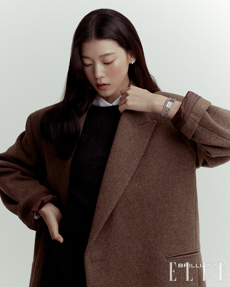 마퀴즈 컷 다이아몬드를 세팅한 ‘티파니 빅토리아’ 이어링은 가격 미정 TIFFANY & CO. 블루 그러데이션 다이아몬드 장식의 ‘타임리스 클래시코 테니스’ 브레이슬릿은 가격 미정 DAMIANI. 스틸 브레이슬릿의 ‘난투켓 29mm’ 워치는 가격 미정 HERMÈS. 셔츠와 니트, 팬츠는 모두 GUCCI. 오버사이즈 울 코트는 가격 미정 THEROW.