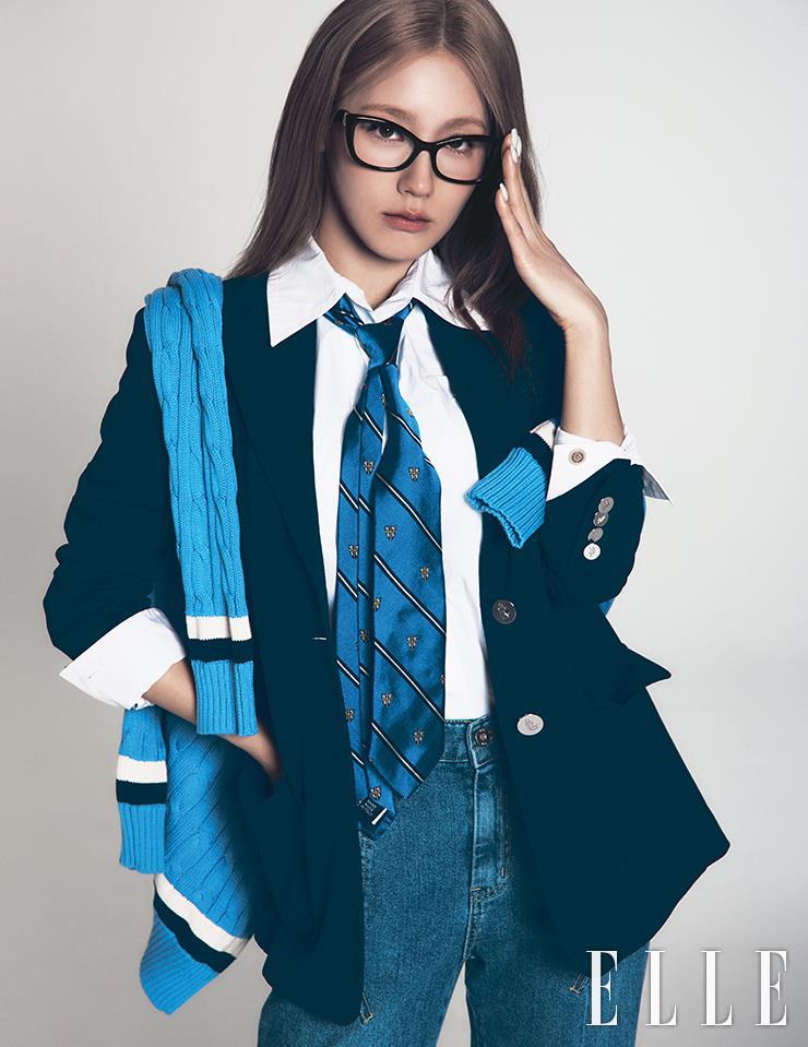 셔츠는 Vivienne Westwood. 재킷과 어깨에 걸친 니트 스웨터는 모두 Lauren Ralph Lauren. 팬츠는 YCH. 안경은 Dolce & Gabbana by Luxottica. 넥타이는 Polo by Ralph Laruen.