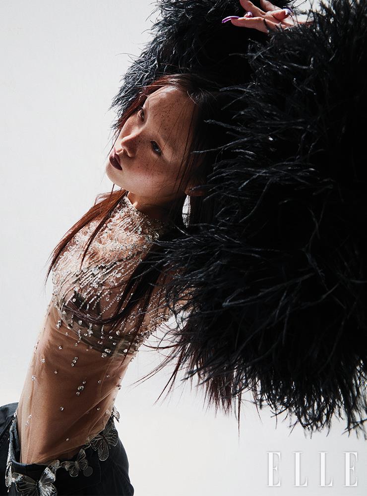 크리스털 장식의 시스루 톱은 가격 미정, Miu Miu. 브라톱은 가격 미정, Fendi. 블랙 와이드 팬츠는 가격 미정, Bottega Veneta. 깃털 소재의 머프는 6백50만원, Gucci. 나비 모양의 벨트는 1백48만원, Blumarine.