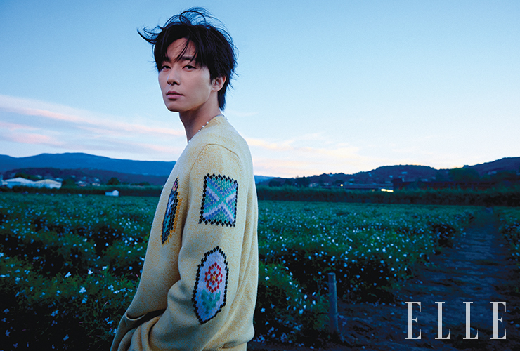 자수 디테일이 가미된 옐로 캐시미어 카디건은 Barrie. 더블 C 로고가 새겨진 데님 팬츠와 펄 네크리스는 모두 Chanel. 슬리브리스 티셔츠는 스타일리스트 소장품.