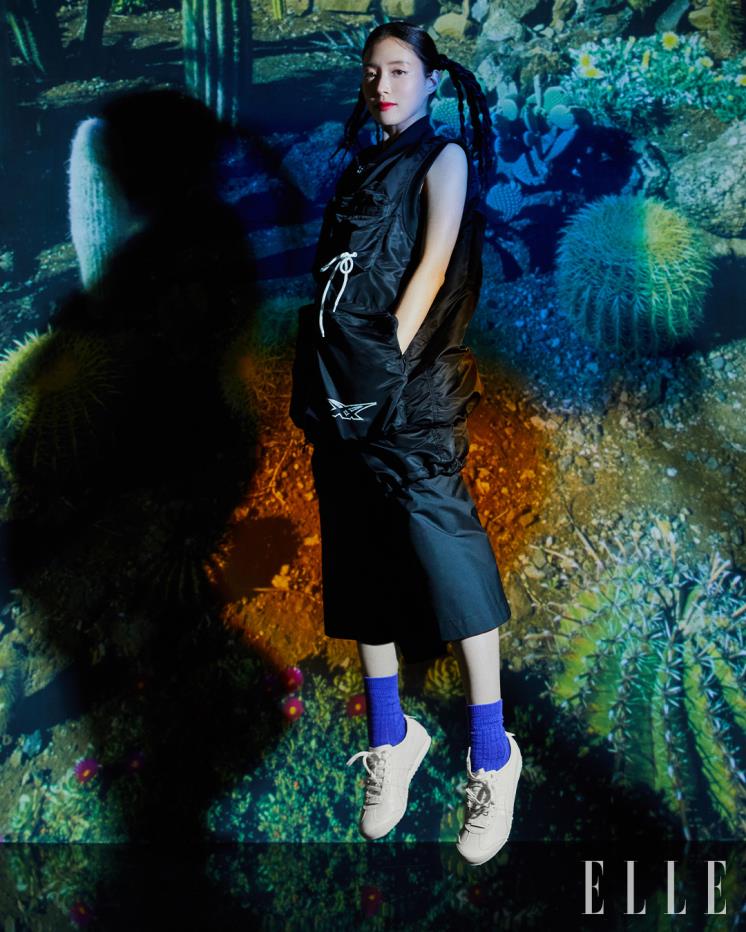 멀티 포켓의 베스트와 스커트, MEXICO 66™ CACTFUL™ WHITE 스니커즈는 모두 Onitsuka Tiger.