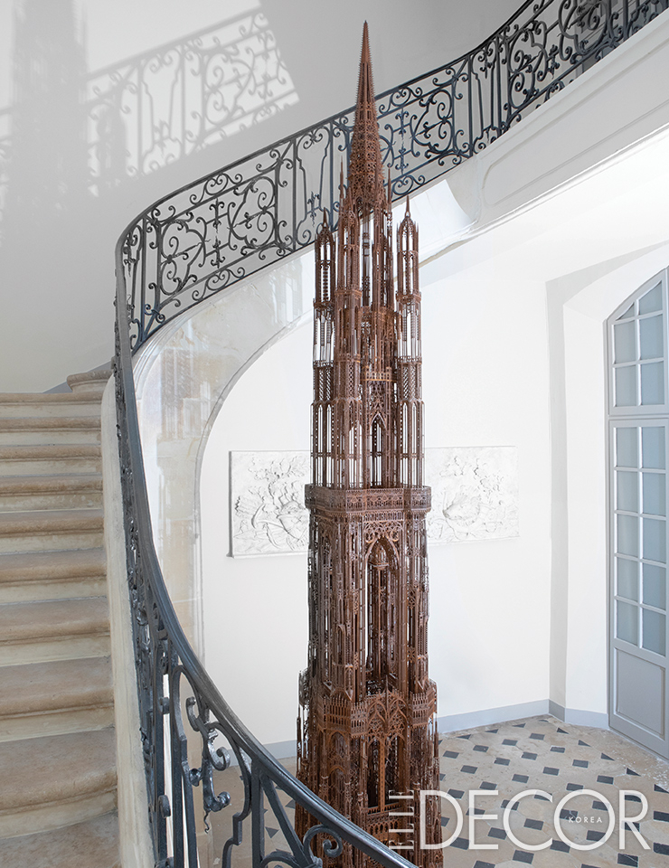 윔 델보이의 거대한 <Gothic Tower>(2008)가 설치된 건물 복도.