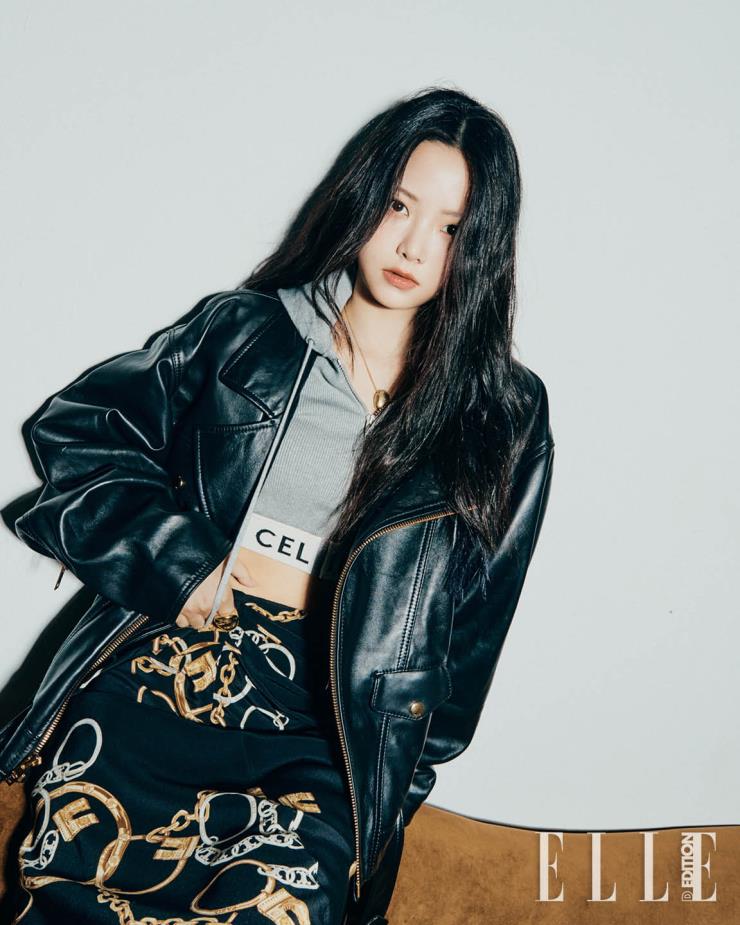 은채가 입은 빈티지 램스킨 바이커 재킷, 후디가 달린 집업 니트 크롭트 톱, 실크 스커트는 모두 Celine.