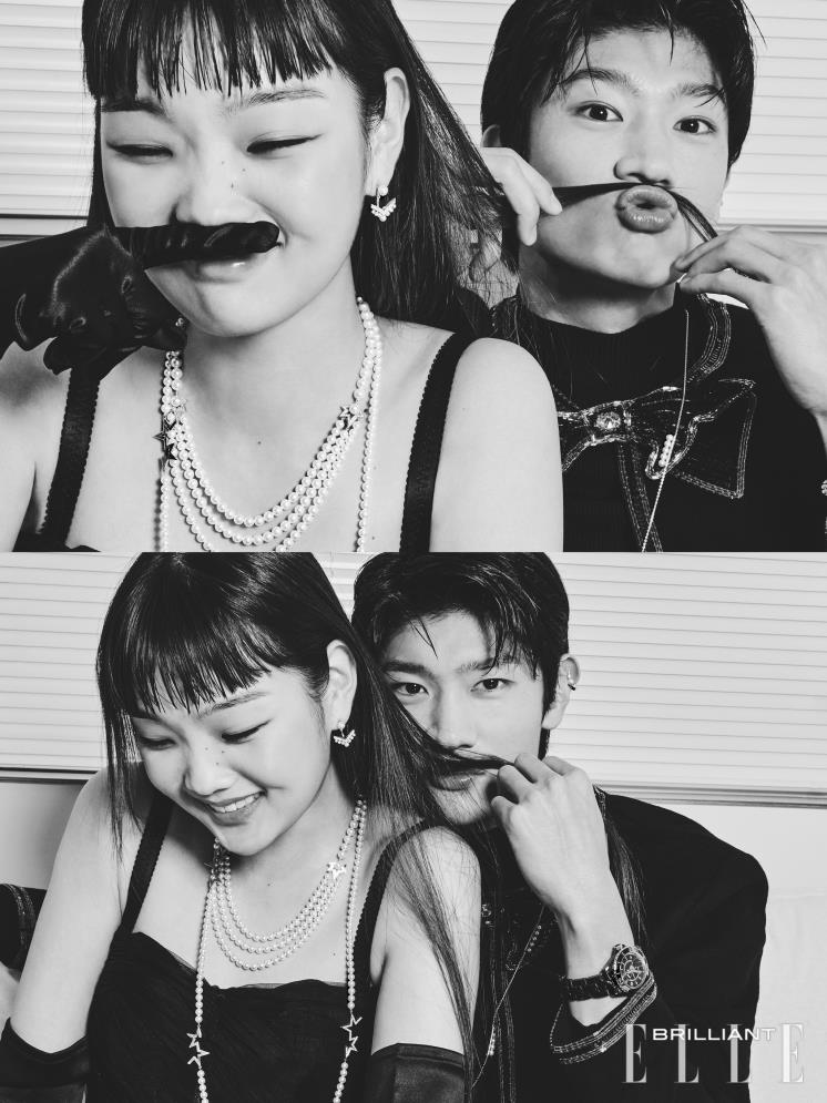 보미 V 형태의 ‘조세핀 아그레뜨’ 이어링은 6백만원대 CHAUMET. 3줄의 아코야 진주로 이루어진 ‘코멧 플러스 다이아몬드 파베’ 네크리스는 가격 미정, ‘어브스트랙 스타 롱 비드’ 네크리스는 가격 미정 모두 TASAKI. 블랙 드레스는 6백70만원대 DOLCE & GABBANA. 우형 아코야 진주의 ‘데인저 호른 플러스 다이아몬드 파베’ 이어 커프는 가격 미정, ‘밸런스 다이아몬드 파베’ 네크리스는 가격 미정 모두 TASAKI. 블랙 ‘마드모아젤 J12 라 파우자 38mm’ 워치는 1천4백90만원대 CHANEL WATCHES. 재킷과 톱은 모두 가격 미정 CELINE.