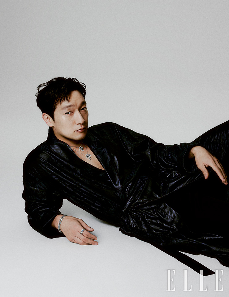 화이트 골드에 다이아몬드와 에메랄드, 화이트 골드에 다이아몬드와 사파이어를 각각 세팅한 벨 에포크 네크리스, 화이트 골드에 다이아몬드와 에메랄드, 다이아몬드와 사파이어를 각각 세팅한 벨 에포크 테니스 브레이슬릿, 화이트 골드에 다이아몬드와 사파이어를 세팅한 벨 에포크 링은 모두 Damiani.