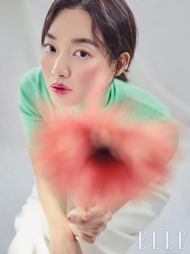 네온 그린 컬러의 터틀넥 톱은 CK Calvin Klein. 화이트 팬츠는 Nina Ricci.