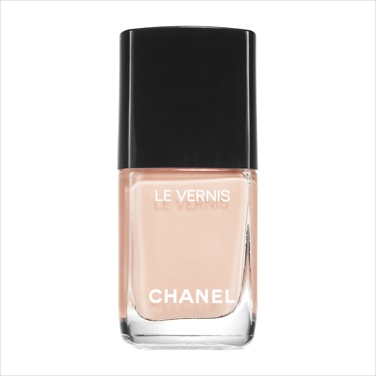 투명하게 발려 더욱 깔끔한 르 베르니, 949 데누드, 3만6천원, 모두 Chanel.