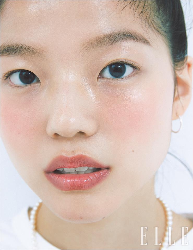 누디한 음영이 살아 있는 글로 스킨 메이크업의 정석, 모델 보우의 레 베쥬 룩. 레 베쥬 젤 쿠션을 얇게 바른다. 바움 에쌍씨엘 글로우 스틱, 트렌스페어런트를 손끝에 묻혀 광대뼈와 콧대, 입술산, 턱 끝에 섬세하게 터치해 은은한 광채를 연출한다. 레 베쥬 워터-프레시 블러셔, 웜 핑크를 사용해 양 볼에 자연스러운 혈색을 준 뒤 입술에 루쥬 코코 밤, 912 드리미 화이트로 맑은 윤기를 부여한다. 사용 제품은 모두 Chanel.