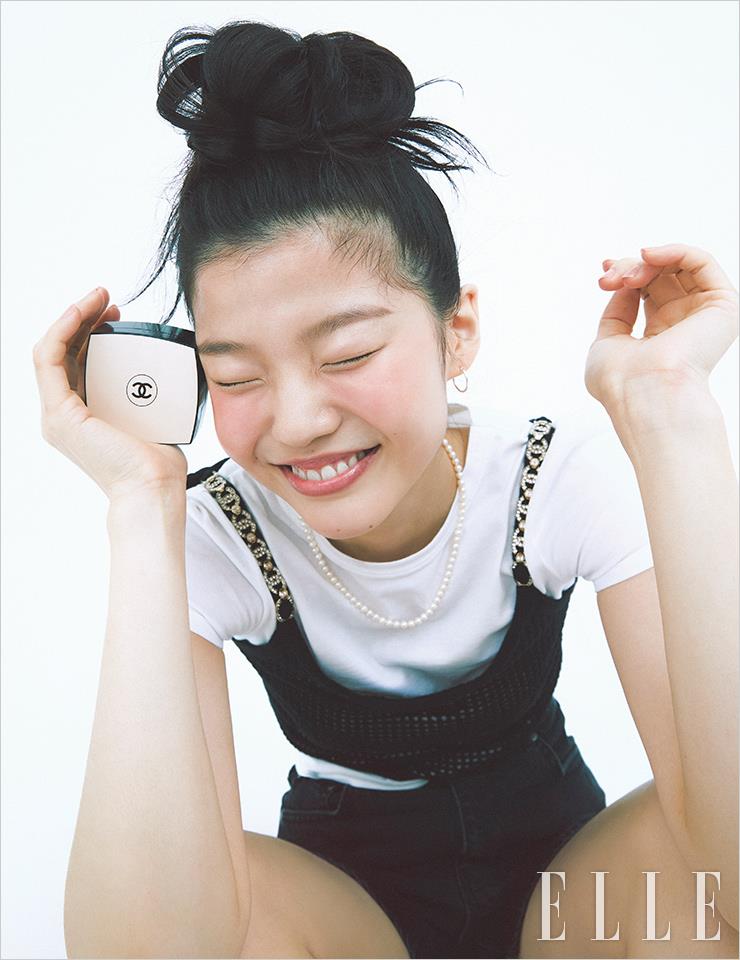레 베쥬 젤 쿠션, N°12 로제를 퍼프로 고루 발라 피부 톤을 정돈해 주고, 광대뼈 앞쪽과 콧등, 이마, 턱 끝 등에 다시 한 번 덧발라 윤곽을 자연스럽게 살려준다. 바움 에쌍씨엘 글로우 스틱, 트렌스페어런트를 손끝에 녹이듯 묻혀 원하는 부위에 톡톡 터치하면 은은한 광채를 극대화할 수 있다. 상기된 어린 소녀처럼 빛나는 양 볼의 혈색은 레 베쥬 워터-프레시 블러셔, 웜 핑크로 연출한 것. 입술에 투명하고 맑은 윤기를 부여하는 루쥬 코코 밤, 912 드리미 화이트를 발라 마무리한다. 사용 제품은 모두 Chanel.
