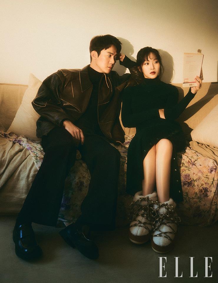 유연석이 입은 재킷은 Coor. 팬츠는 Recto. 슈즈는 Camper. 문가영이 입은 니트 드레스는 Courrèges by 10 Corso Como Seoul. 슈즈는 Moon Boot by Boontheshop.