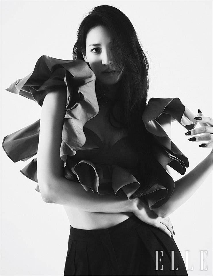 러플 퍼프 톱은 Alexander McQueen. 팬츠는 Pinkong.
