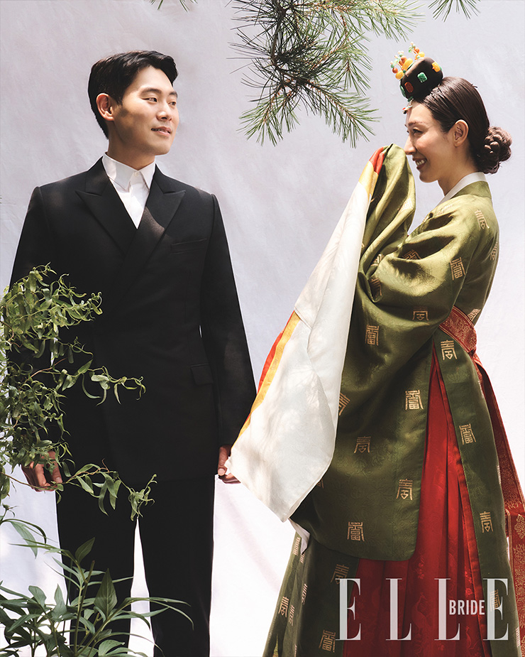 지현정의 신랑이 입은 셔츠와 수트는 모두 Dior. 지현정이 입은 전통 혼례복과 족두리는 Tchai Kim.