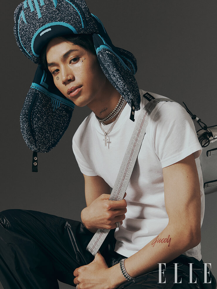 루피가 입은 화이트 톱은 가격 미정, Balenciaga. 트랙 팬츠는 42만원대, A-Cold-Wall by Matchesfashion.com. 블루 자카르 니트 햇은 90만원, Prada. 크로스 백은 본인 소장품.