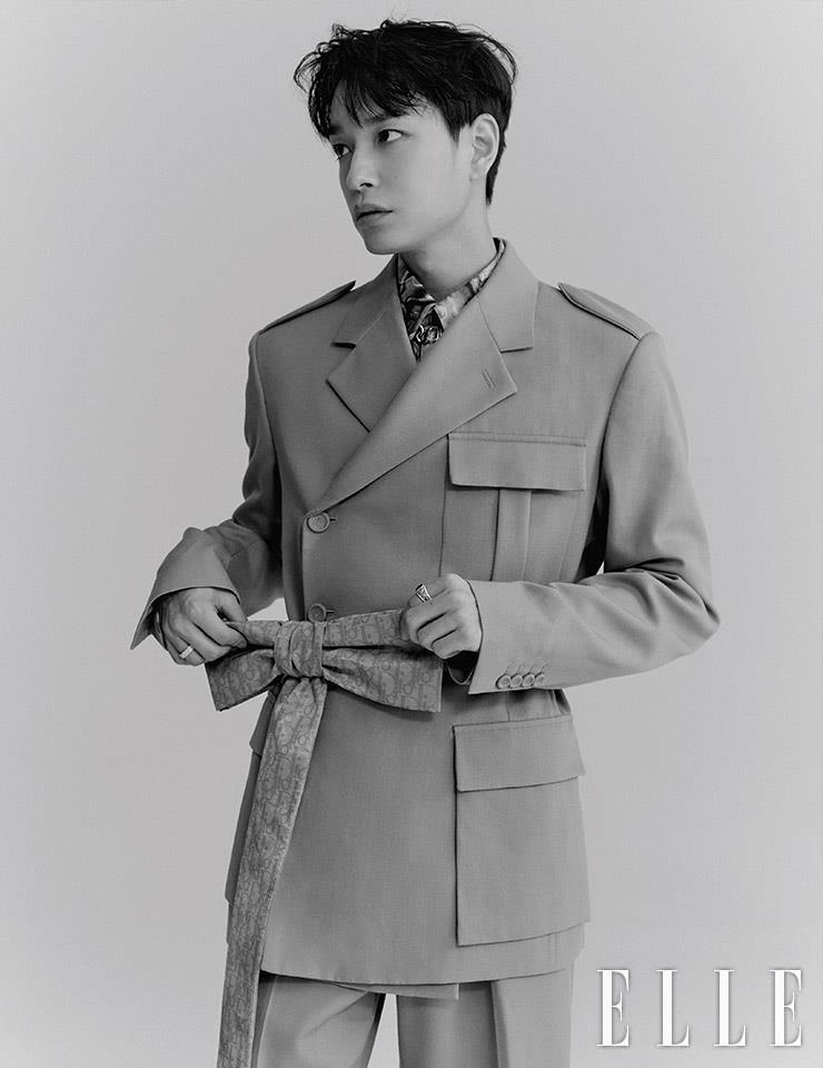 재킷과 셔츠, 팬츠는 모두 Dior Men. 손가락에 낀 반지는 Buccellati.