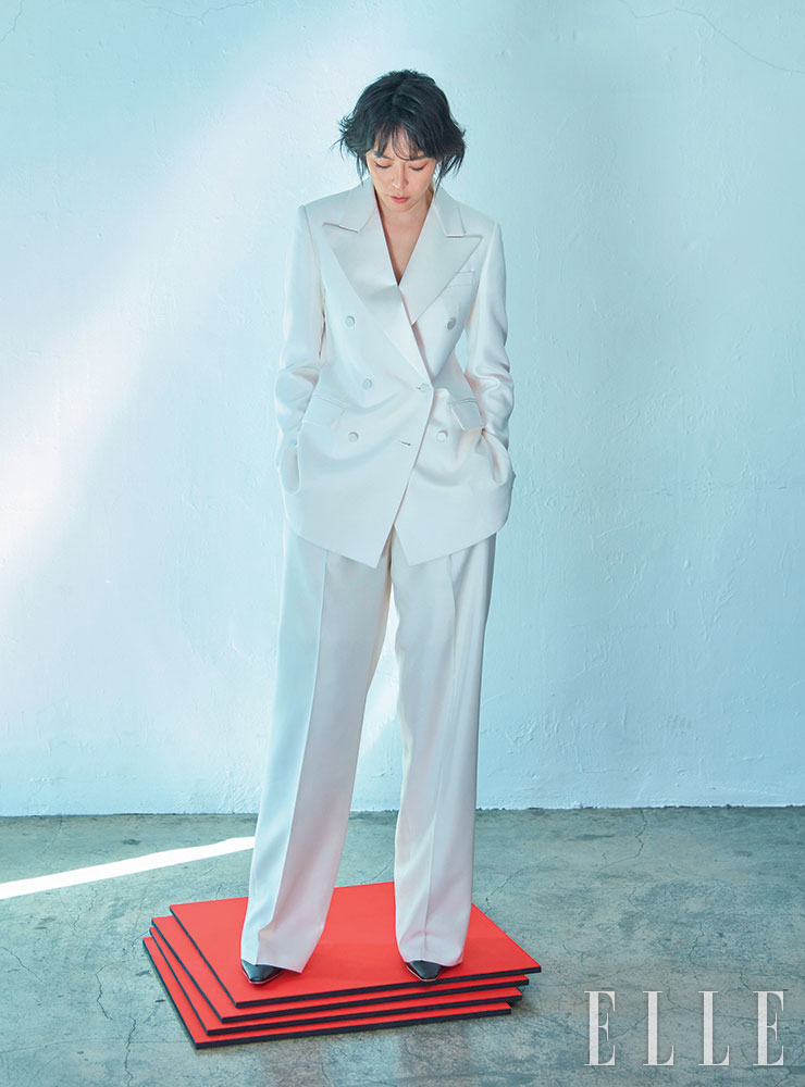 화이트 더블 수트는 Kimseoryong. 블랙 힐은 Recto.