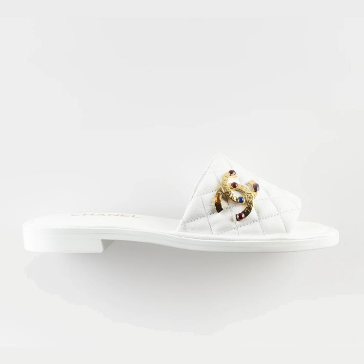 유광 염소가죽에 로고가 주얼리처럼 장식돼 심플한 옷차림에도 잘 어울린다. 2cm 굽이 보일 듯 말 듯 실루엣을 살려준다. 1백41만4천원, CHANEL.